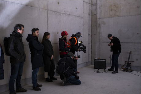 Solid Transitions, Musikperformance
              Fundstcke von Stephan Stiens, Installationsansicht
              Solid Transitions - Kunst in den Rohbauhallen von
              Stuttgart 21, 6.8. Januar 2023, Foto: Victor S. Brigola,
              Merz Akademie Stuttgart