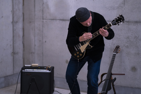 Solid Transitions, Musikperformance
              Fundstcke von Stephan Stiens, Installationsansicht
              Solid Transitions - Kunst in den Rohbauhallen von
              Stuttgart 21, 6.8. Januar 2023, Foto: Victor S. Brigola,
              Merz Akademie Stuttgart